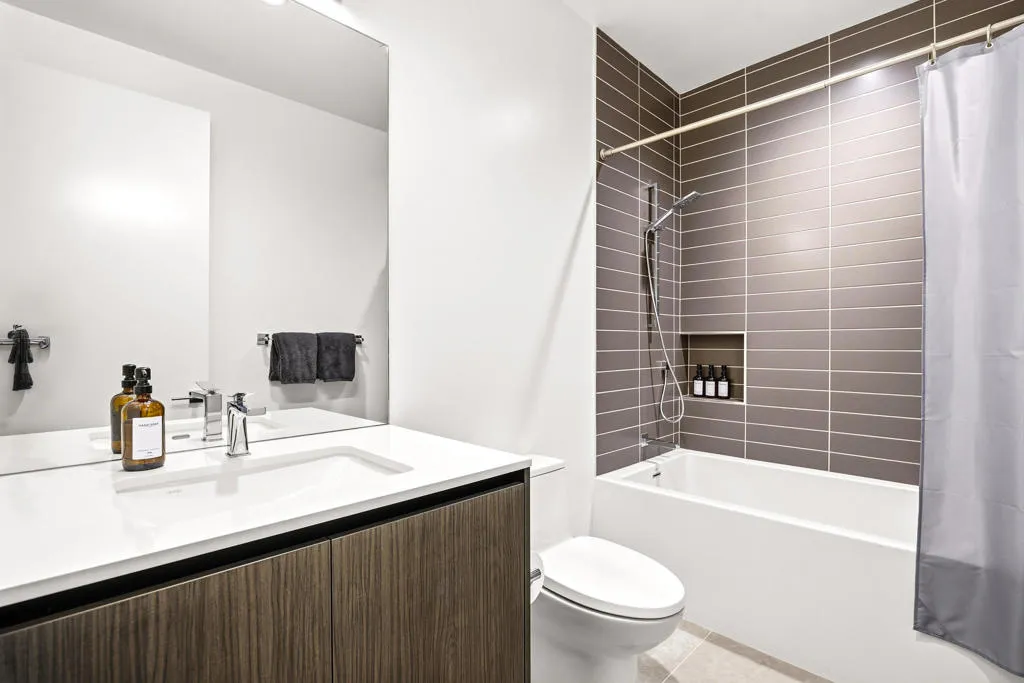 Guest 2 Bath b