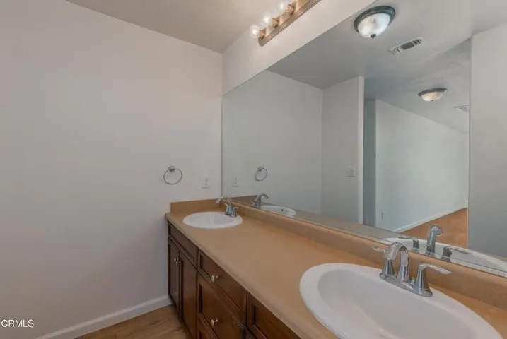 26_master_bathroom_2