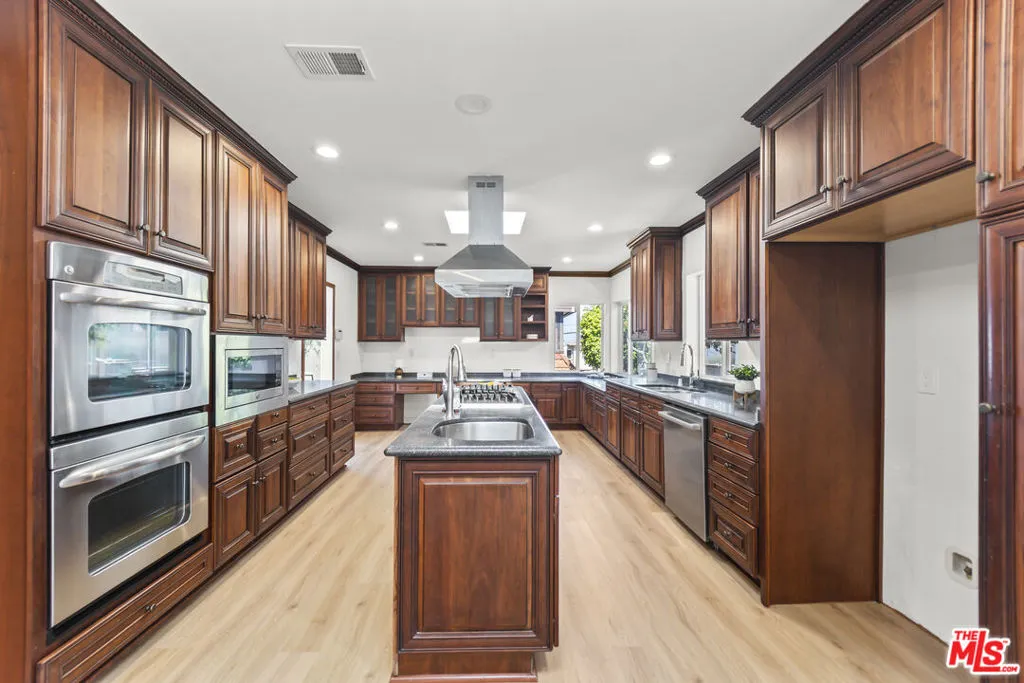 Kitchen with central island
