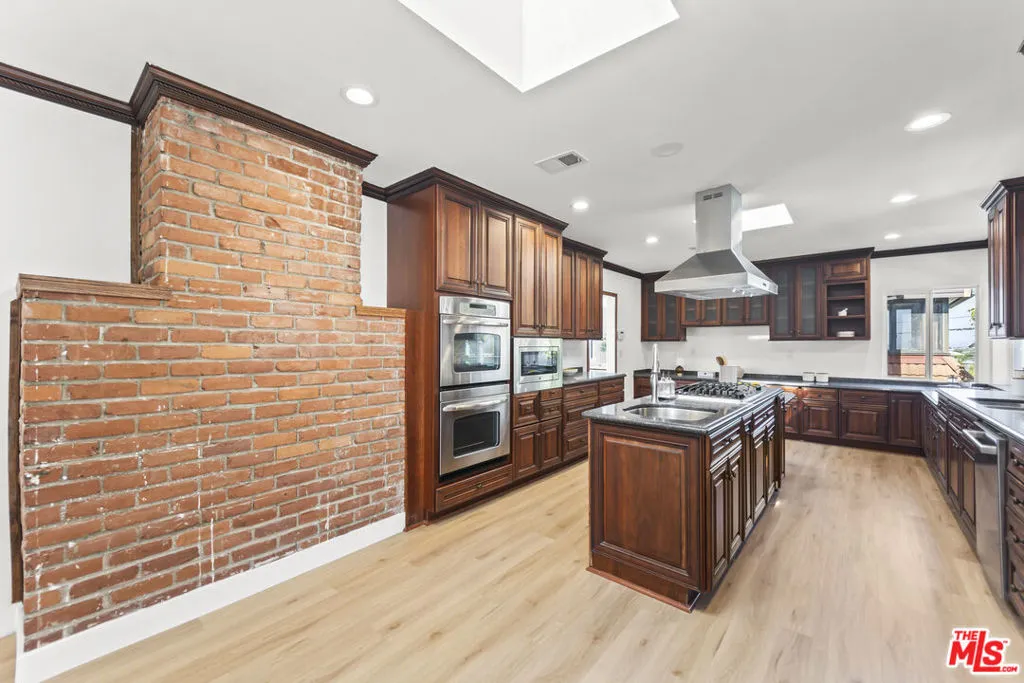 Kitchen with double oven and b