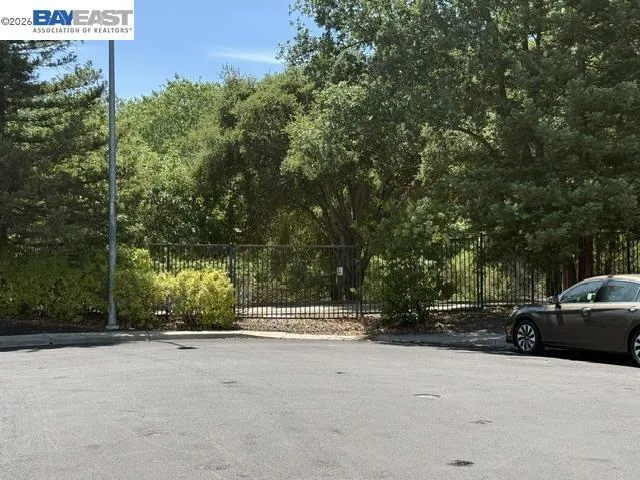 Beautiful Court Locations / family walkingTrails