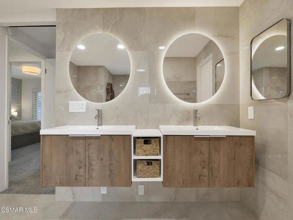 Dual sinks and private water closet