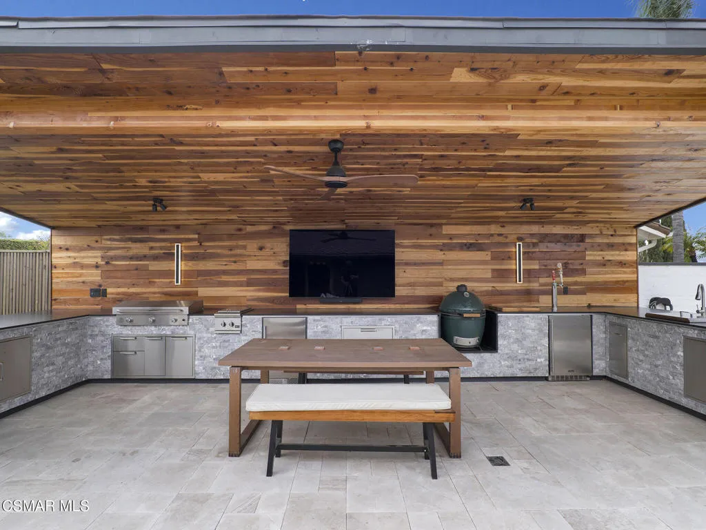 Outdoor kitchen
