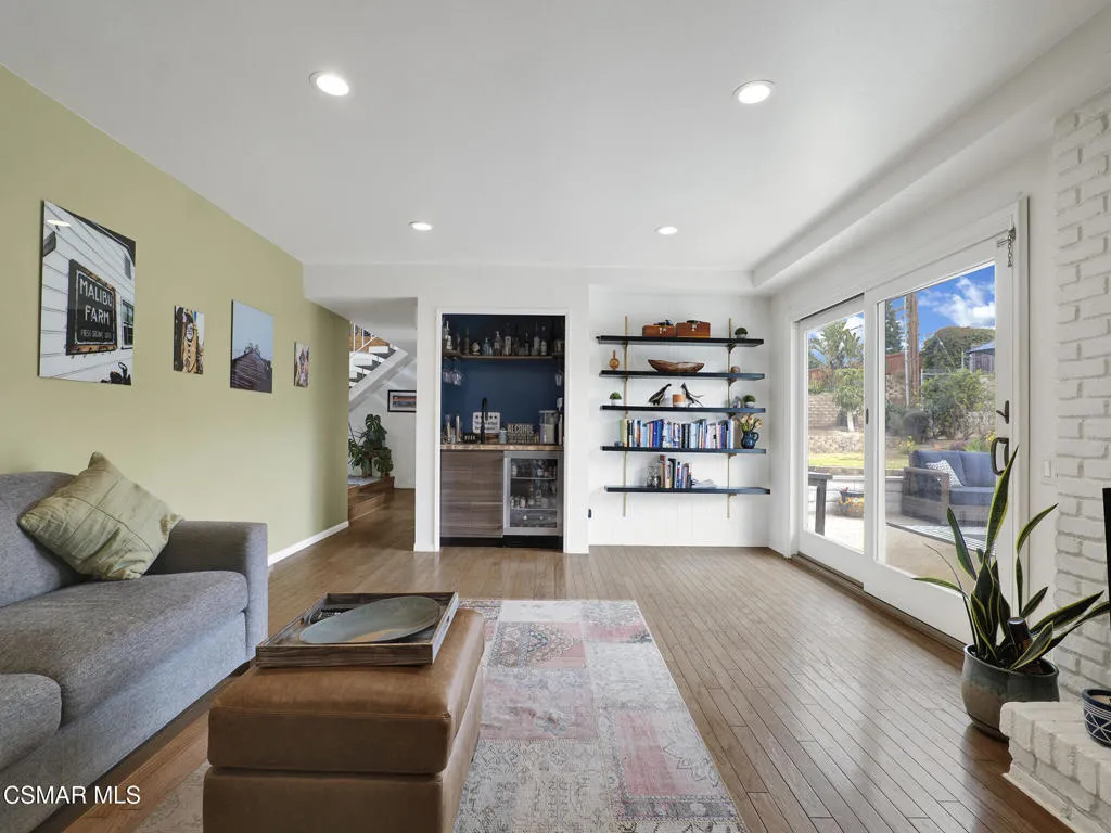 Wet bar, fireplace and sliders