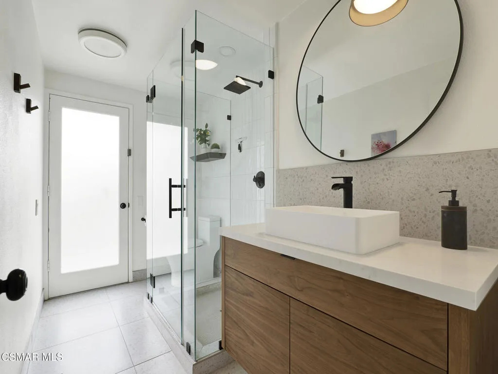 Downstairs bathroom w/backyard access