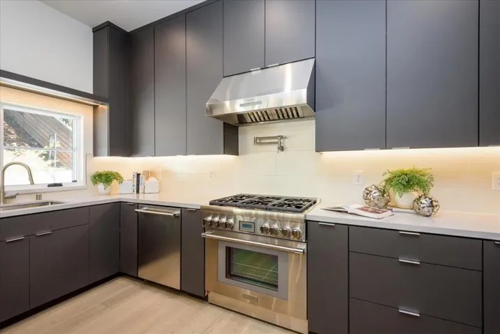 Custom finished kitchen w/High End Appliances and abundant cabinet spce