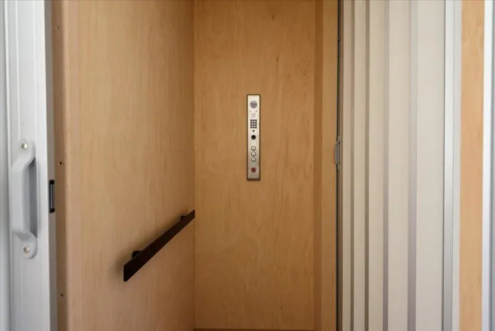 Self open & close Elevator