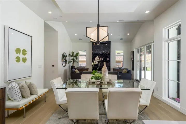 Coved Ceiling Defines Dining Space