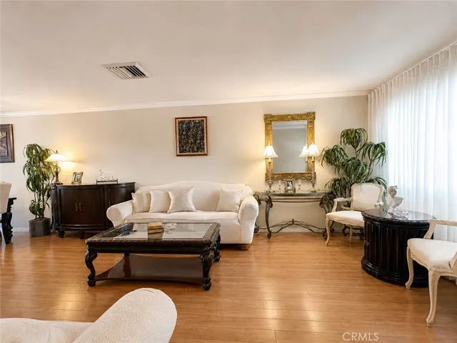 Neutral harmony in a Elegant Living Room