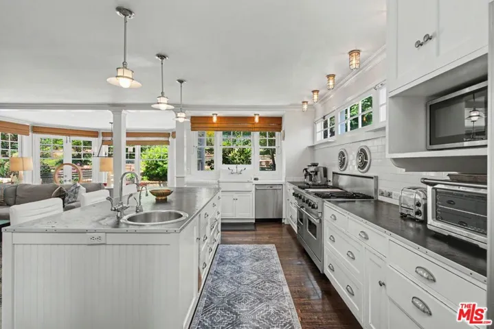 11027 Cashmere Street, Los Angeles, California 90049