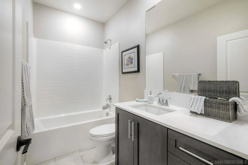 Hall bath shared by 2 secondary bedrooms