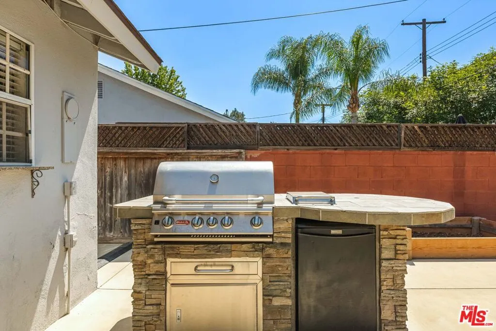 Built-in barbecue grill, refri