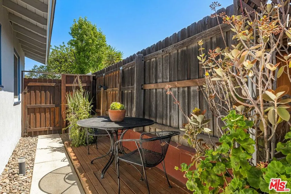 Side-yard with deck fit for pl