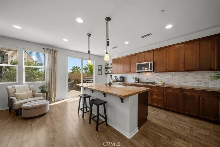 Island Kitchen w/Breakfast Bar