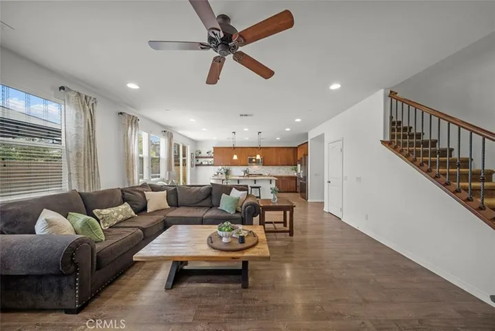 Family Room to kitchen