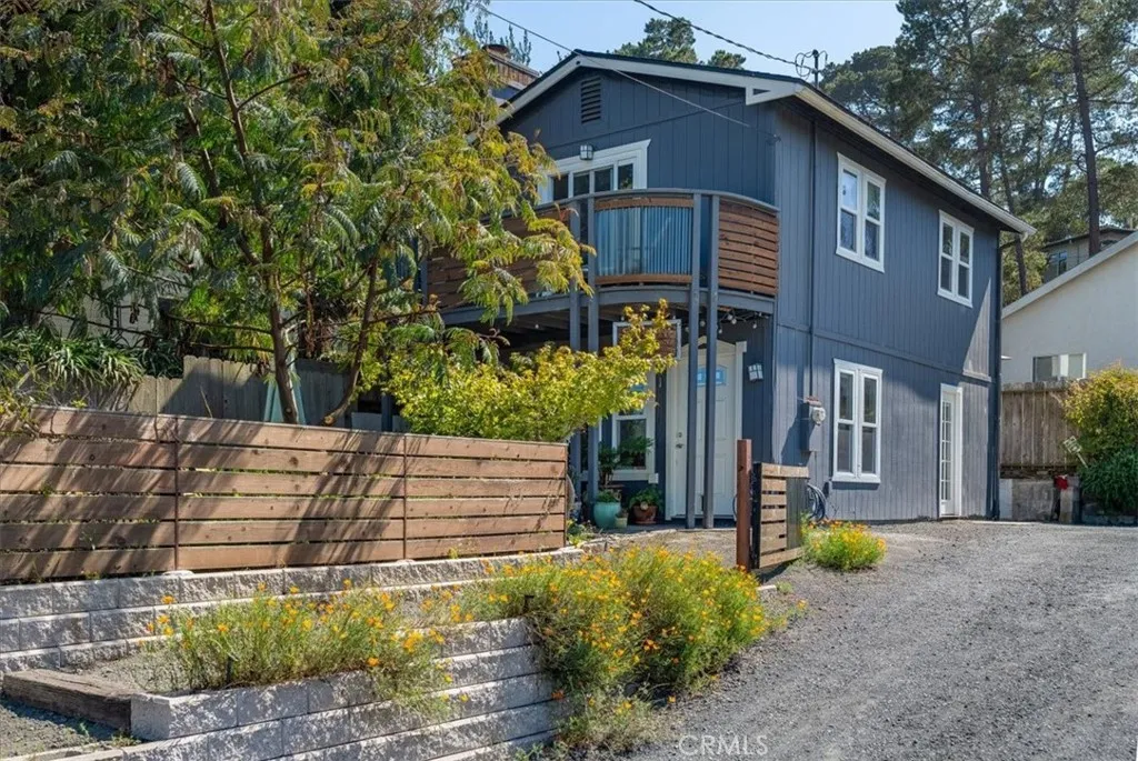 View of house walking up driveway.