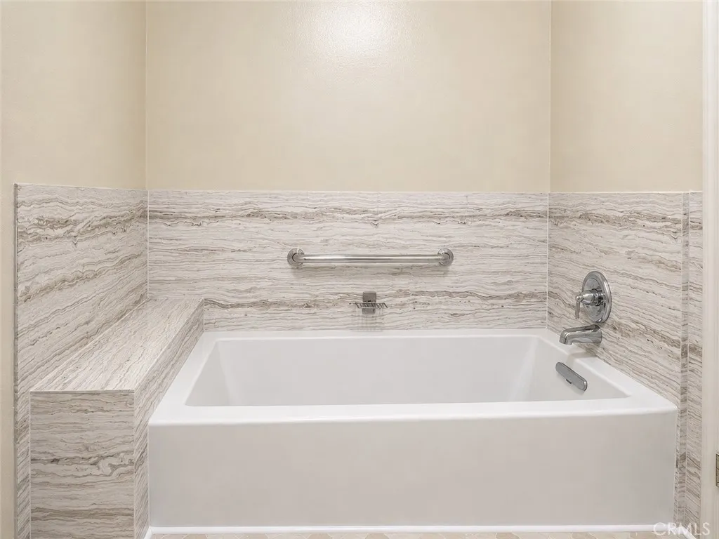Soaking tub
