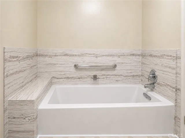 Soaking tub