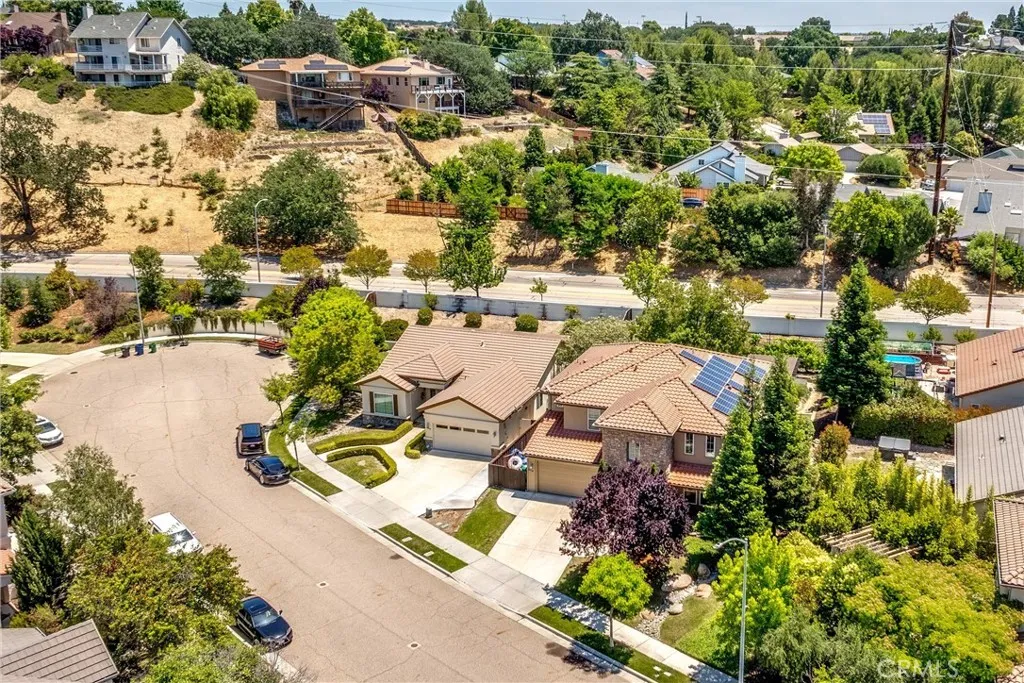 The home is located on a great cul-de-sac lot, no through traffic!