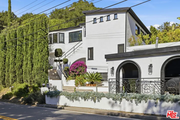 2300 Benedict Canyon Drive, Beverly Hills, California 90210