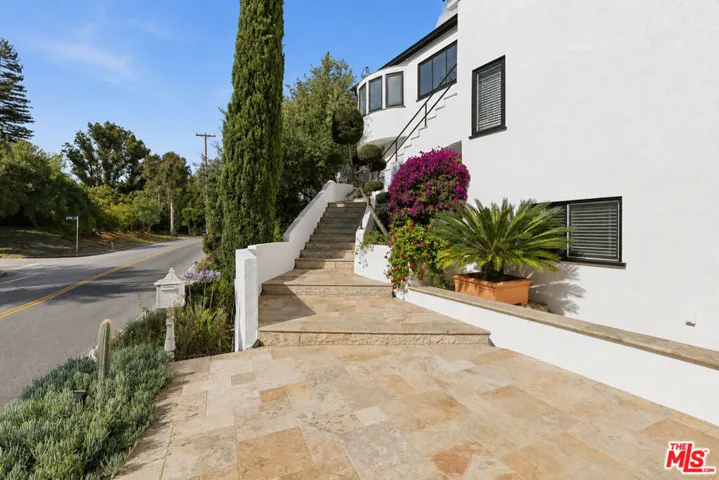 2300 Benedict Canyon Drive, Beverly Hills, California 90210
