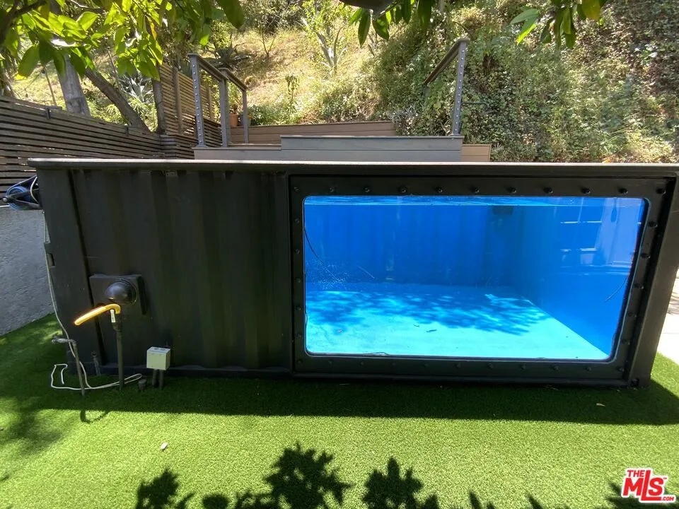 Pool f
