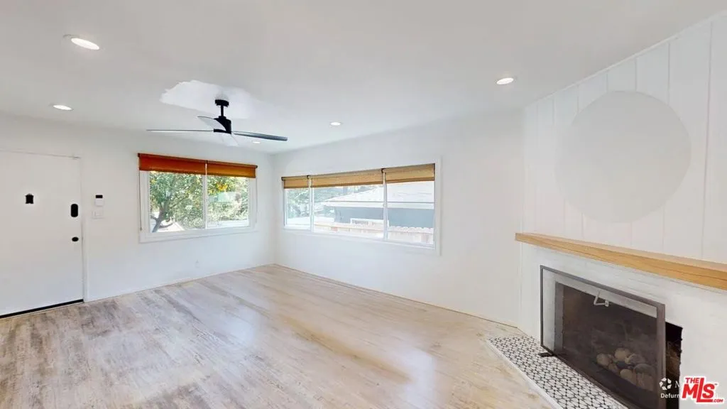 Living Room c