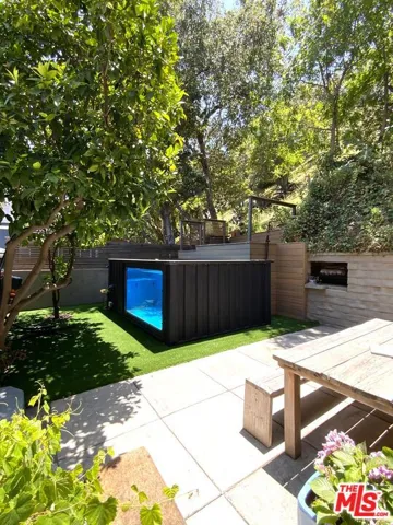 Pool View c