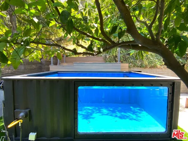 Pool f