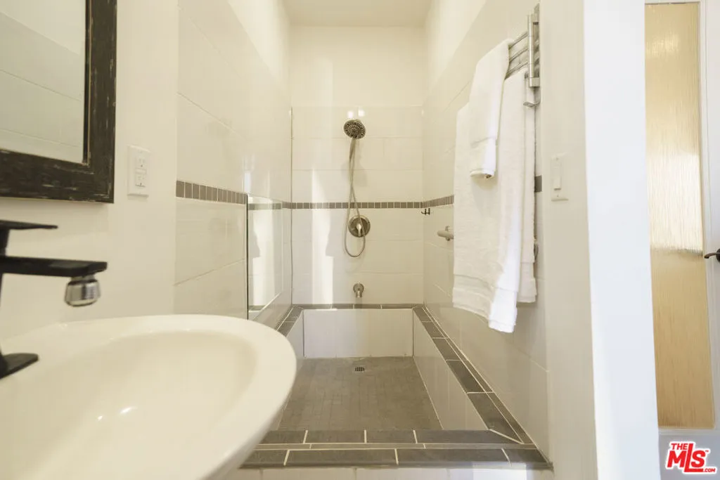 1st FL Bath 2-2
