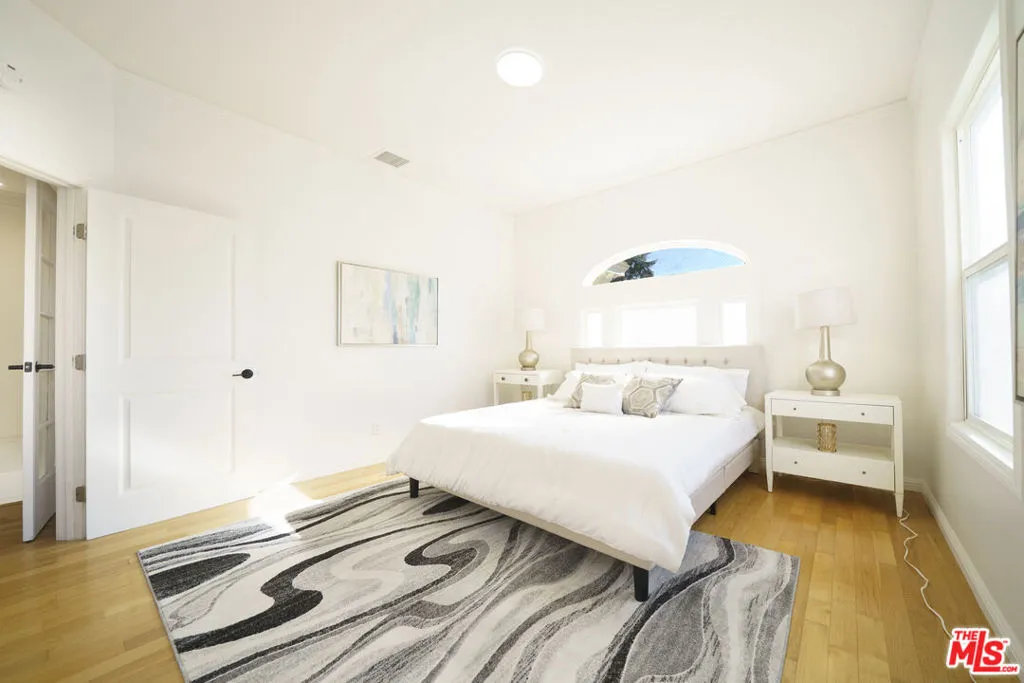 Master Bedroom 2-2