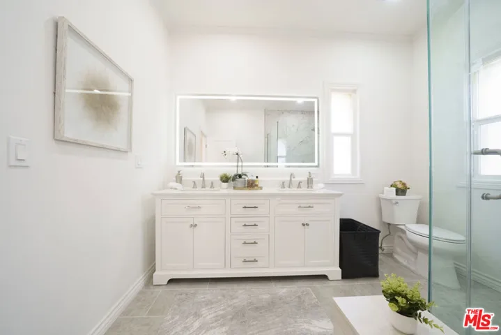 2nd Fl Bathroom 2-2