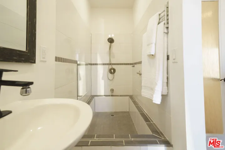 1st FL Bath 2-2