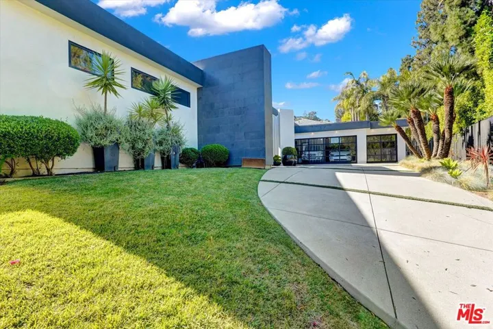 1049 Loma Vista Drive, Beverly Hills, California 90210