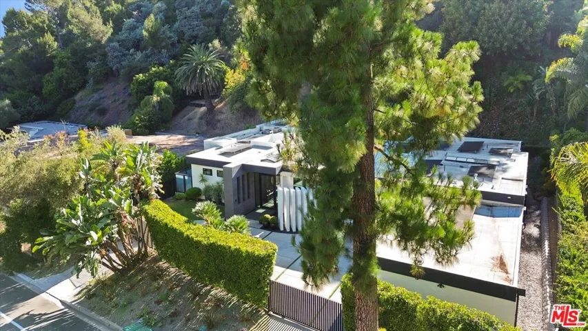 1049 Loma Vista Drive, Beverly Hills, California 90210