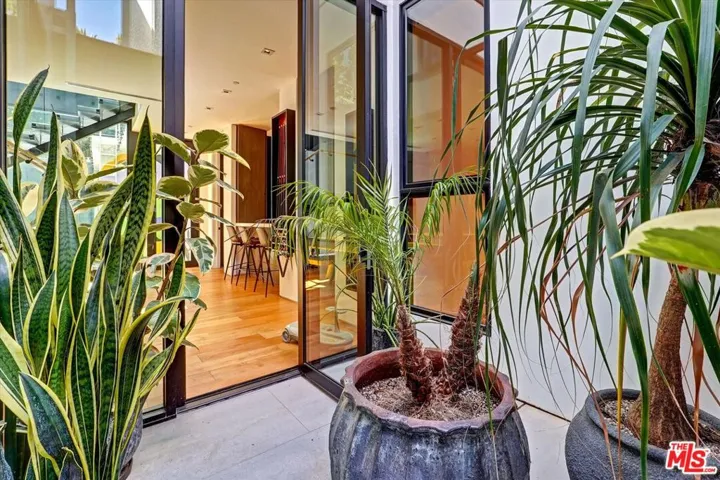 1049 Loma Vista Drive, Beverly Hills, California 90210