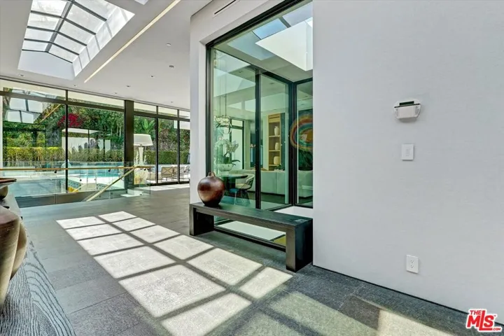 1049 Loma Vista Drive, Beverly Hills, California 90210