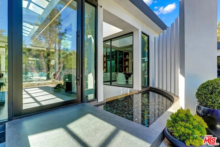 1049 Loma Vista Drive, Beverly Hills, California 90210