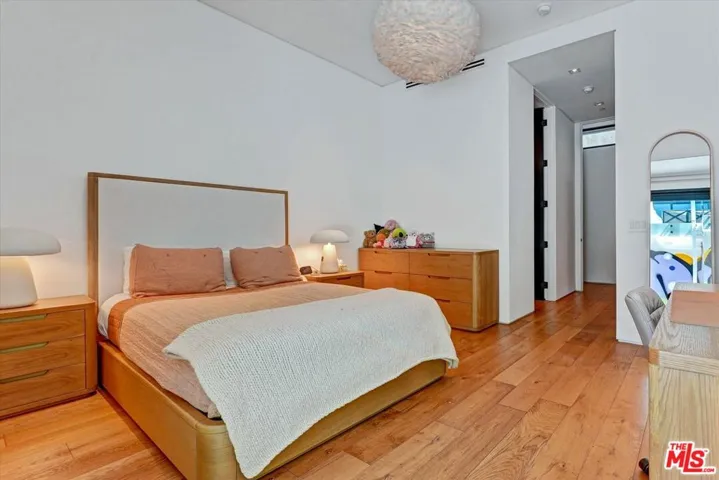 1049 Loma Vista Drive, Beverly Hills, California 90210