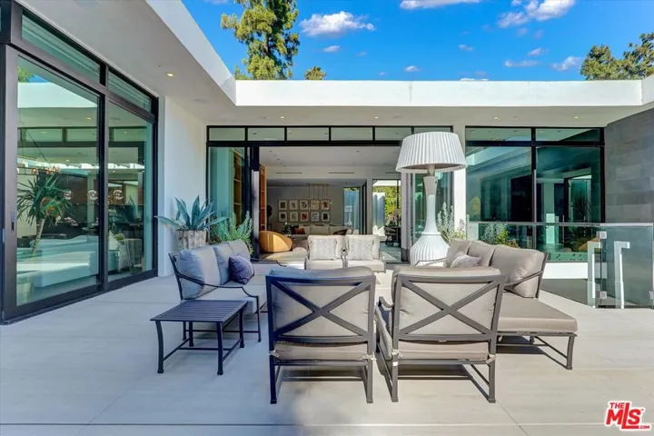 1049 Loma Vista Drive, Beverly Hills, California 90210