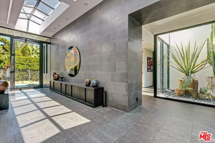 1049 Loma Vista Drive, Beverly Hills, California 90210
