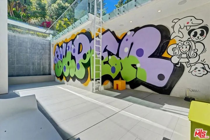 1049 Loma Vista Drive, Beverly Hills, California 90210