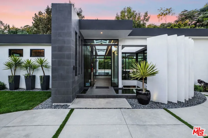 1049 Loma Vista Drive, Beverly Hills, California 90210