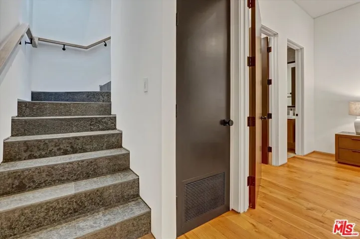 1049 Loma Vista Drive, Beverly Hills, California 90210
