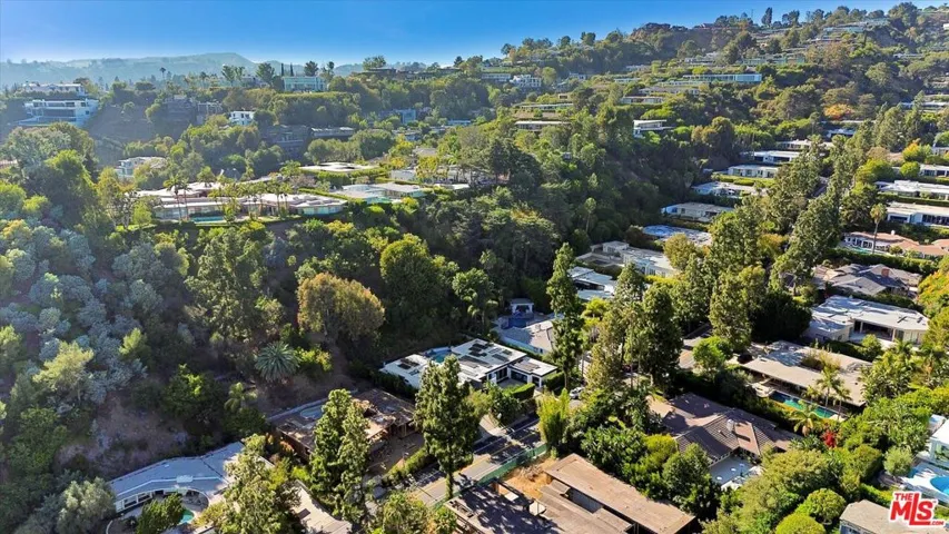 1049 Loma Vista Drive, Beverly Hills, California 90210