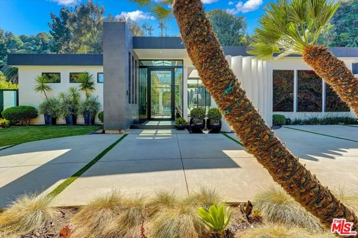1049 Loma Vista Drive, Beverly Hills, California 90210