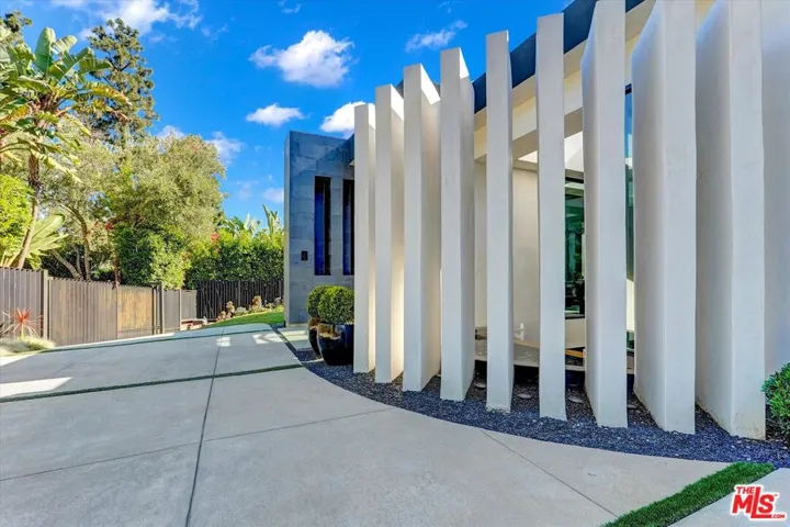 1049 Loma Vista Drive, Beverly Hills, California 90210
