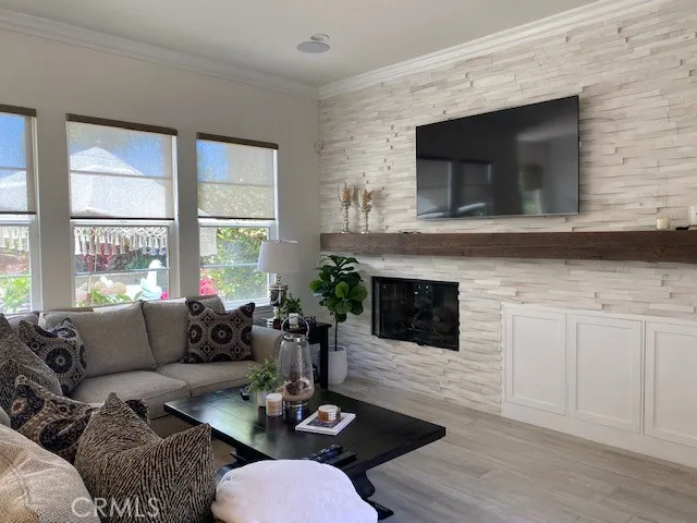 Familyroom with fireplace