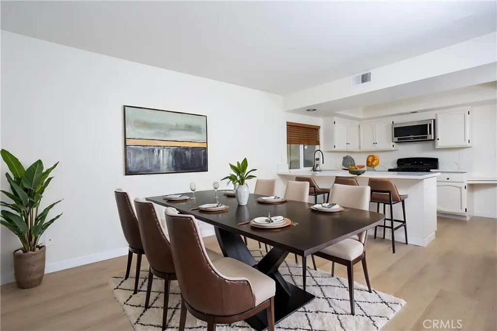 Virtual staging dining room