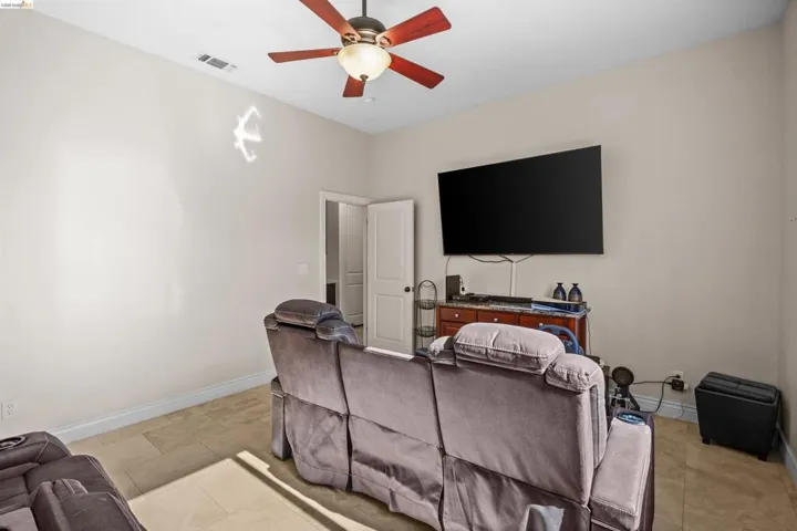 Recessed ceiling fan with integrated lighting